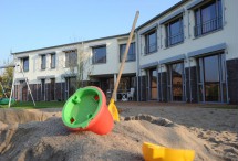 Zur Tagesklinik gehört ein Spielplatz mit Schaukel und Sandkasten